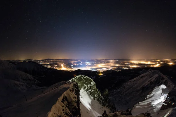 Bir dağdan şehrin gece görüntüsü