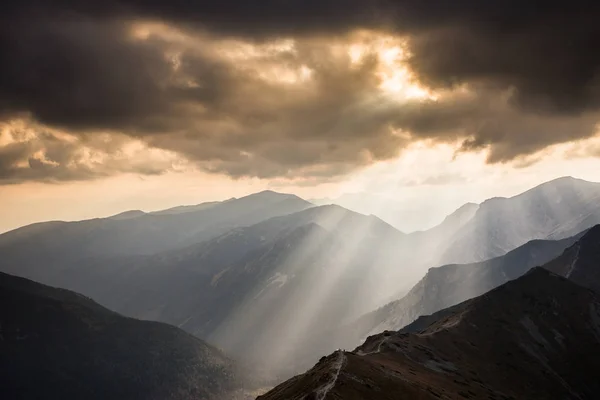 波兰塔特拉山上空的云彩中闪烁着阳光 — 图库照片