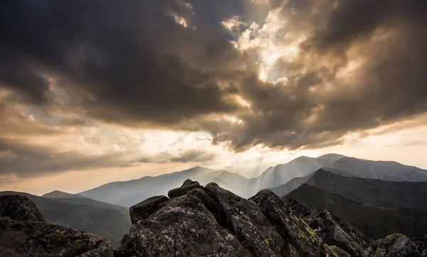 波兰塔特拉山上空的云彩中闪烁着阳光 — 图库照片