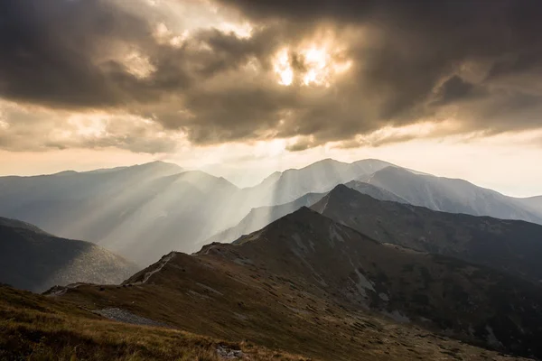 Sonnenlicht Strahlt Durch Wolken Über Der Tatra Polen — Stockfoto