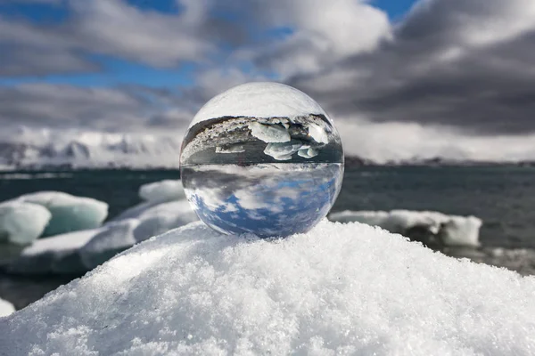 Фото Стеклянной Сферы Ледяном Снегу Обратным Отражением Ландшафта Нем — стоковое фото