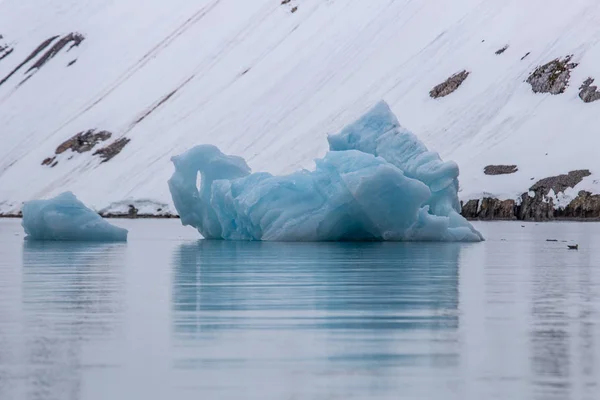 Pequeño Glaciar Visible Sobre Agua — Foto de Stock