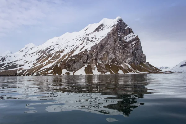 Snöiga Kullar Med Sina Reflektioner Vatten — Stockfoto