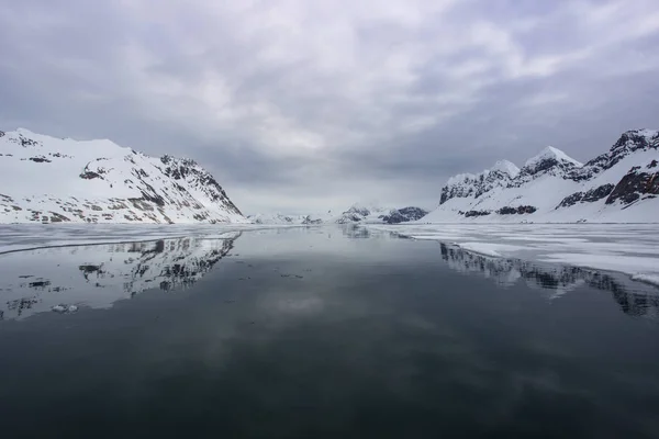 雪の丘は水面に映る — ストック写真