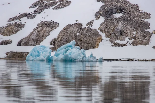 Foto Con Riflesso Una Collina Innevata Acqua Piccolo Ghiacciaio — Foto Stock