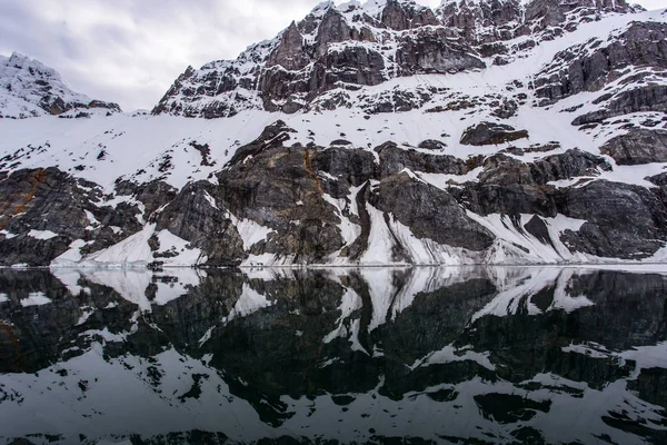 Sudaki Yansımalarıyla Karlı Tepeler — Stok fotoğraf