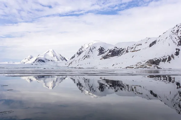 Kilátás Havas Sziklás Hegyi Parton Arctica Víz — Stock Fotó