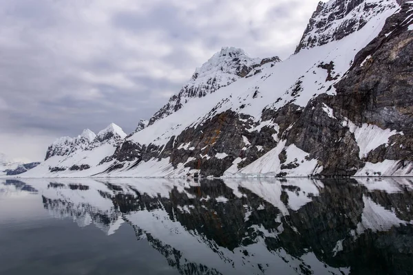 Vista Costa Rochosa Nevada Montanha Arctica Água — Fotografia de Stock