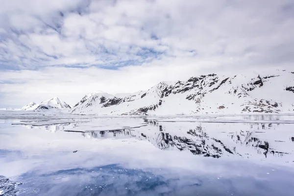 Pemandangan Pantai Berbatu Bersalju Arctica Dari Air — Stok Foto