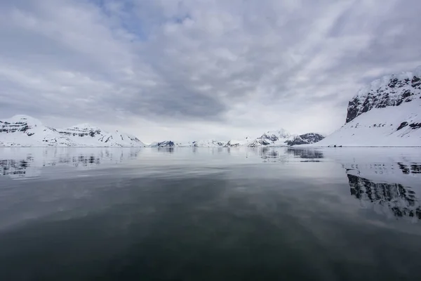 Vue Sur Côte Rocheuse Enneigée Arctica Depuis Eau — Photo