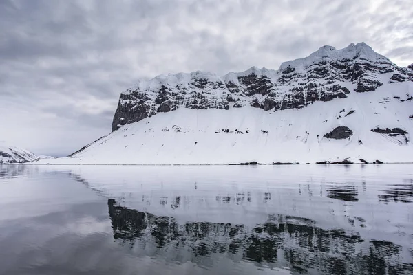 Вид Воды Заснеженный Скальный Горный Берег Арктике — стоковое фото