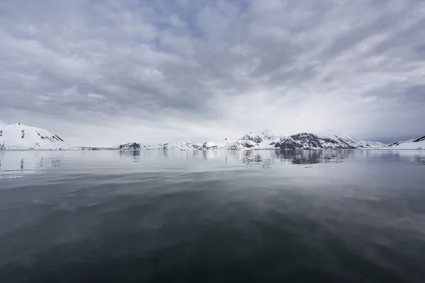 Θέα Στην Χιονισμένη Βραχώδη Ακτή Του Βουνού Στην Αρκτική Από — Φωτογραφία Αρχείου
