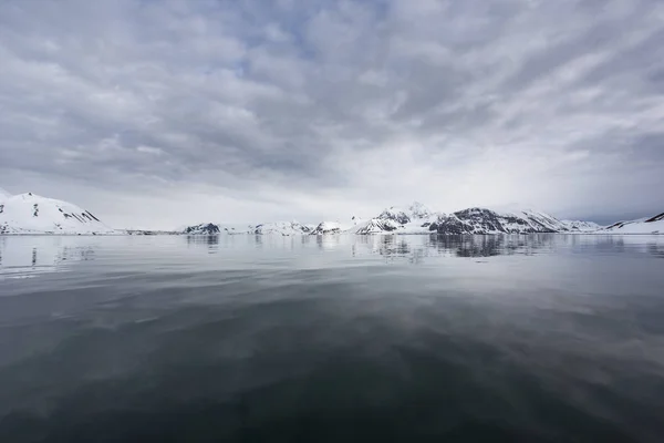 Вид Воды Заснеженный Скальный Горный Берег Арктике — стоковое фото