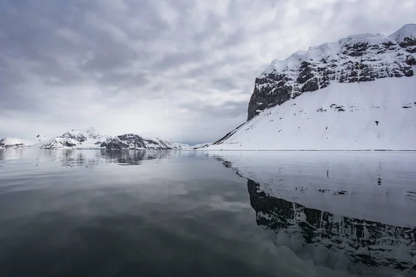 Θέα Στην Χιονισμένη Βραχώδη Ακτή Του Βουνού Στην Αρκτική Από — Φωτογραφία Αρχείου