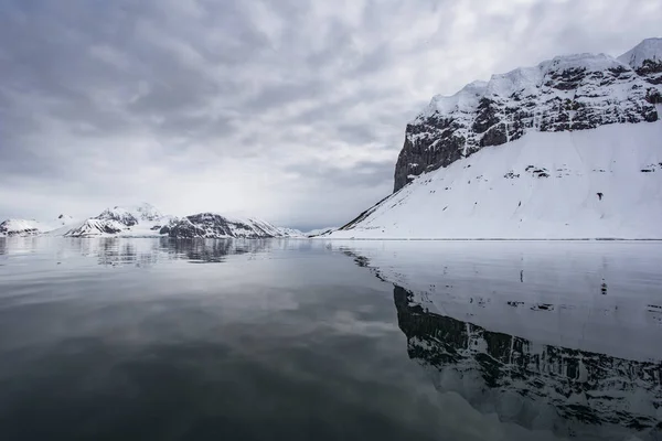 Vista Costa Rochosa Nevada Montanha Arctica Água — Fotografia de Stock