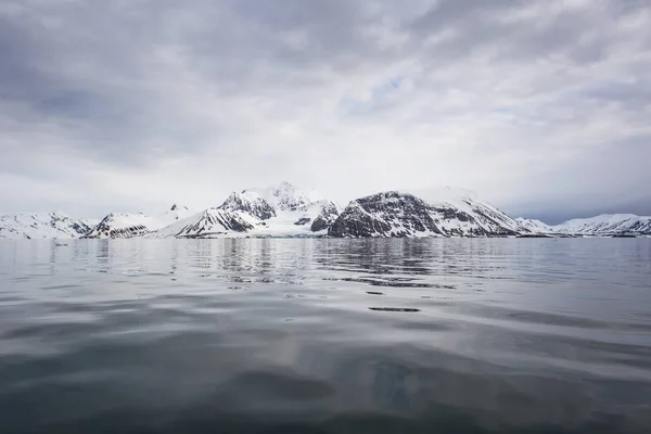 Vista Sulla Riva Rocciosa Innevata Della Montagna Arctica Dall Acqua — Foto Stock