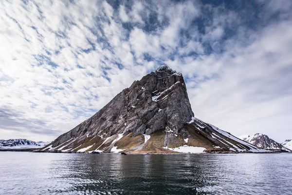 Uitzicht Besneeuwde Rotsachtige Bergkust Arctica Vanaf Het Water — Stockfoto