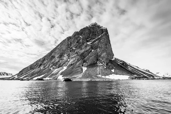 View Snowy Rocky Mountain Shore Arctica Water — Stock Photo, Image