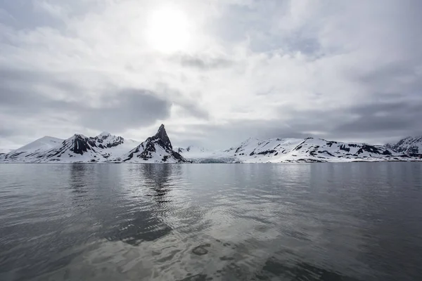 Θέα Αρκτικούς Χιονισμένους Βράχους Και Παγετώνες Από Νερό — Φωτογραφία Αρχείου
