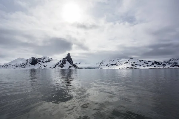 Vista Sulle Rocce Innevate Artiche Ghiacciai Dall Acqua — Foto Stock