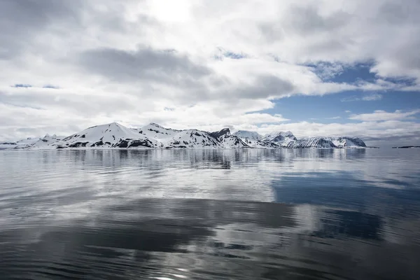 Uitzicht Arctische Besneeuwde Rotsen Gletsjers Vanaf Het Water — Stockfoto