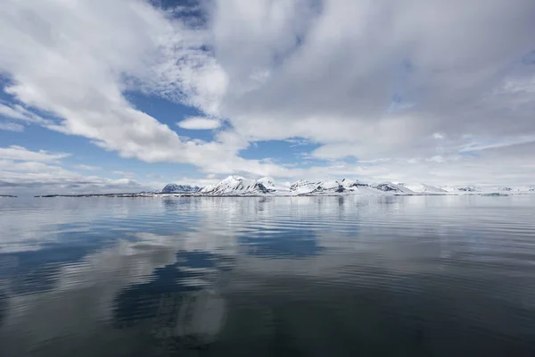북극의 눈덮인 바위들과 물에서 바라본 빙하들 — 스톡 사진