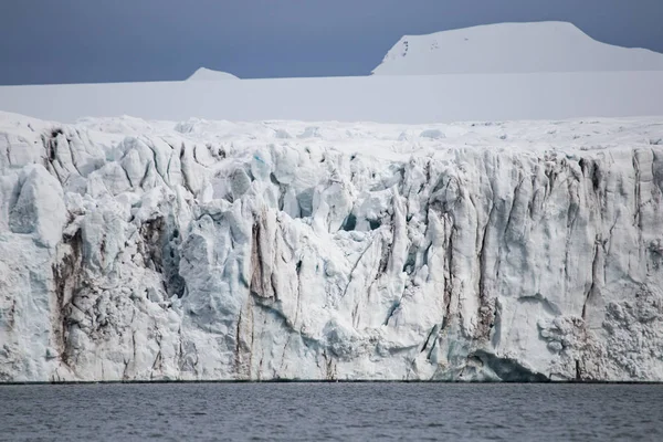 Vista Sulle Rocce Innevate Artiche Ghiacciai Dall Acqua — Foto Stock