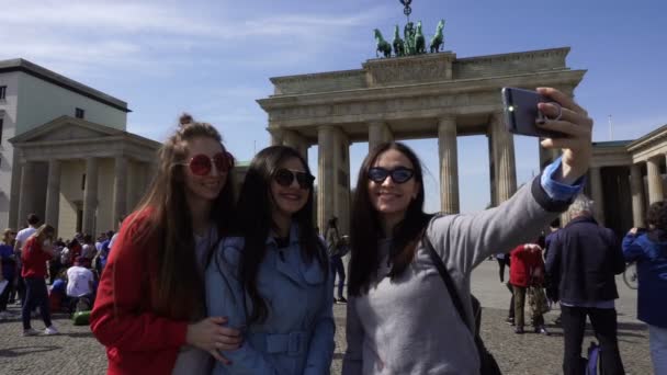 Mooie lachende reizen meisjes maken zelf foto portret Brandenburg Gate Berlijn Duitsland — Stockvideo
