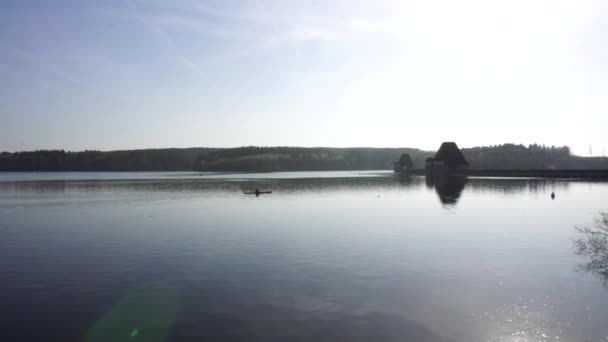 Спокійна мальовничим видом, Mohnetalsperre гребля на озері Mohnesee, Німеччина — стокове відео
