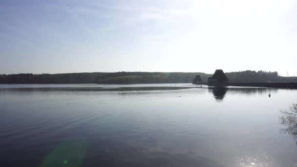 Schemering schilderachtig uitzicht, Mohnetalsperre Dam op Mohnesee Lake, Duitsland — Stockvideo