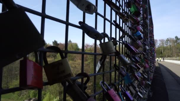Закрытые навесные замки, висящие на заборе, любовь пара или дружба навсегда концепция — стоковое видео