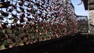 Kapalı asma kilit köprü çitin üzerine asılı seviyorum çift dostluk sonsuza kadar kavramı