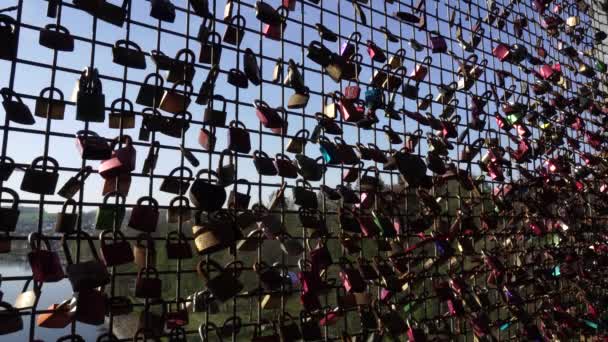 Lucchetti sul recinto del ponte, Amore coppia amicizia per sempre concetto, Sfondo — Video Stock