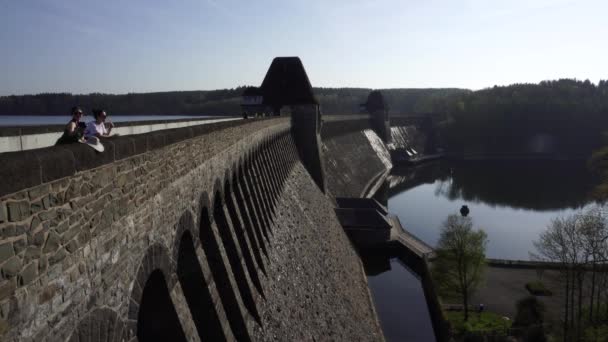 Mohnetalsperre Dam op Mohnesee Lake Reservoir, Duitsland — Stockvideo