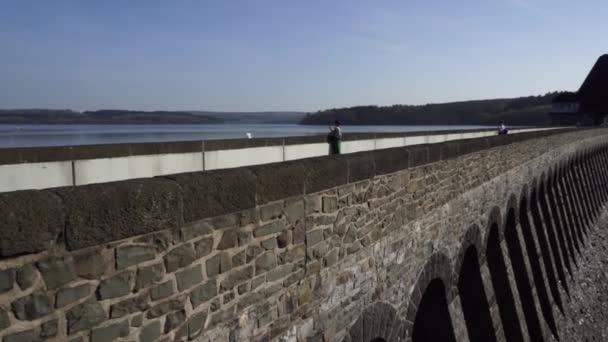 Mohnetalsperre Dam på Mohnesee Lake Reservoir, Tyskland — Stockvideo