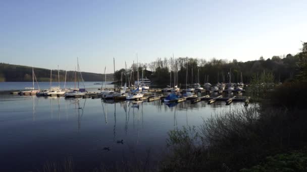 Bílé lodě jachty na molu přístavu, Sorpesee jezero, Německo — Stock video