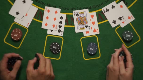 Blackjack, Cartões Apostas Chips Jogador mãos na mesa de baralho, Bater-me Gesto, Vista superior — Vídeo de Stock