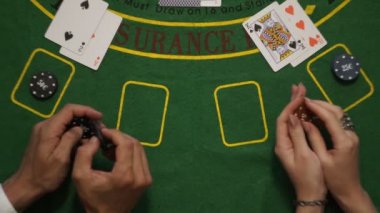 Blackjack, kartları bahis cips oyuncu ellerini güverte masada vur bana jest, üstten görünüm