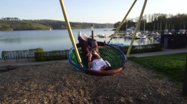 mutlu kadın salıncakta sallanan