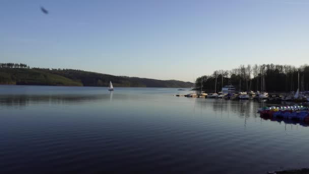 Białe żaglówkę żeglarstwo nad jeziorem Sorpensee — Wideo stockowe