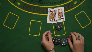 Blackjack kumar Oyun, oyuncu kazandı, bahis cips kartları yeşil güverte tablo, üstten görünüm