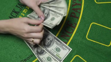Blackjack satıcı el sayısı para bize dolar nakit Casino arka planda yakın çekim