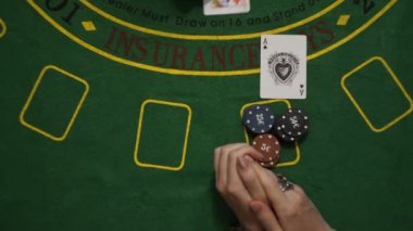 Blackjack kazanmak, oyuncu bahis patates tüm satıcı kart, kazanan el, alkışlar üstten görünüm