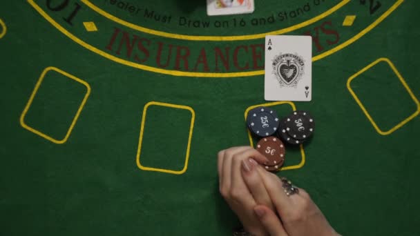 Blackjack-Sieg, Spieler setzen Chips All-In, Dealer-Karten, klatschende Hände des Siegers, Ansicht von oben — Stockvideo