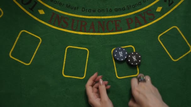 Mani applaudite del vincitore del blackjack, gettoni di puntata del giocatore all-in, carte del dealer, vista dall'alto — Video Stock