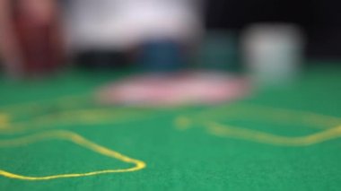 Kumarbaz yapmak bahis, casino yeşil masaya doğru kırmızı poker fişleri yığını iterek