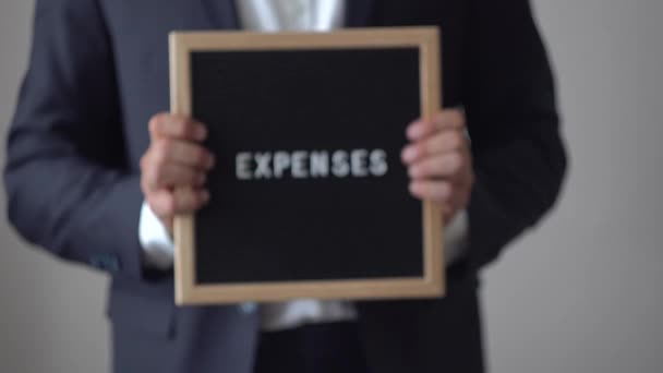 Výdaje na slovo z písmen na desce Text v rukou anonymní podnikatel — Stock video