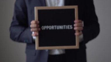 Harfler anonim işadamı elinde metin tahtada kelime fırsatları