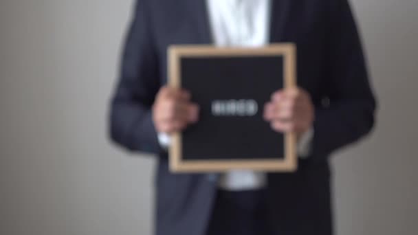 Słowa z liter na tablicy tekst w rękach anonimowy biznesmen — Wideo stockowe