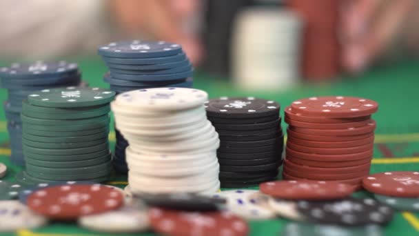 Alla i vadslagning, travar av pokermarker — Stockvideo